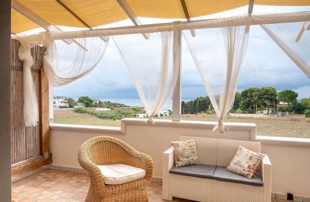 Pet-Friendly Holiday Home "A casa di Pietro Due" with Sea View, Garden & Wi-Fi