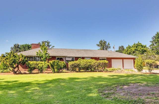 Pet-Friendly Hillsboro Home, Close to Parks!