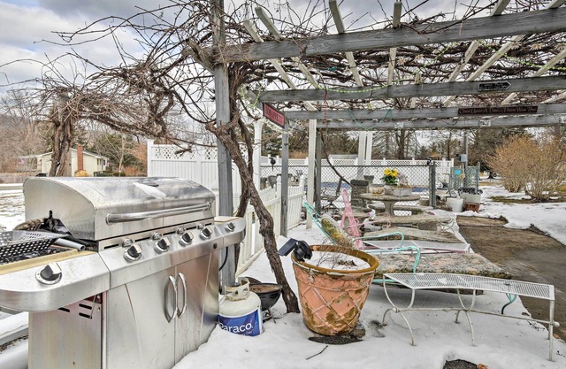 Pet-friendly Hopewell Junction Apt w/Grill!