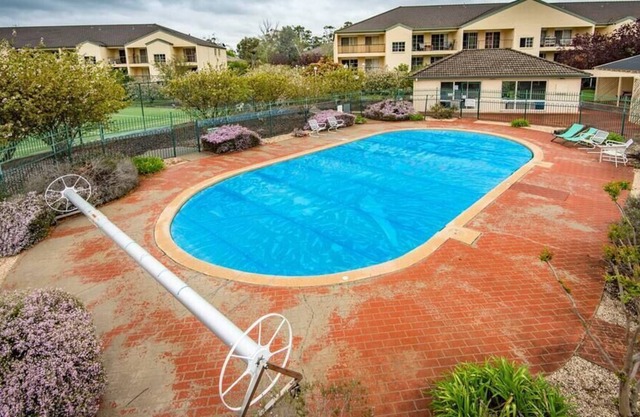 PET FRIENDLY HOME // POOL & PARKING// TENNIS COURT