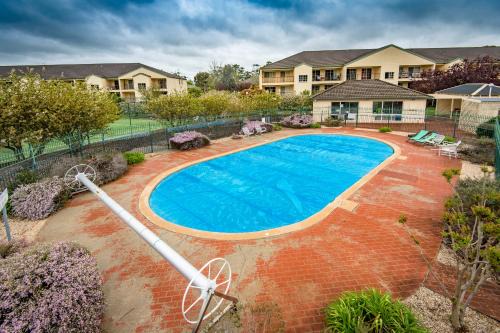 Pet Friendly Home - Pool & Parking - Tennis Court
