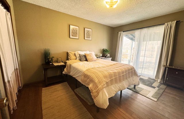 Pet friendly in Town Location Ridgway! 3 min Walk to the Park.