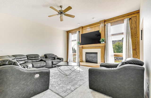 Pet-Friendly Johnston Getaway w/Deck & Yard!
