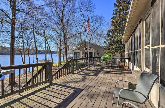 Pet-Friendly Lake Sinclair Home w/Boat Dock!