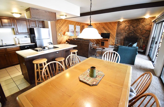 Pet Friendly-Lakefront, Amazing Views. Available for 30 Days or More Only
