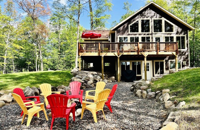Pet-Friendly Lakeside Cottage w/Kayaks and Canoe!