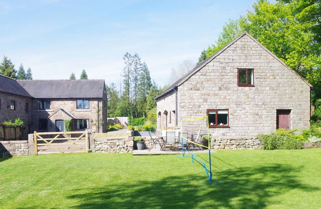 Pet friendly, large enclosed garden close to the Peak District