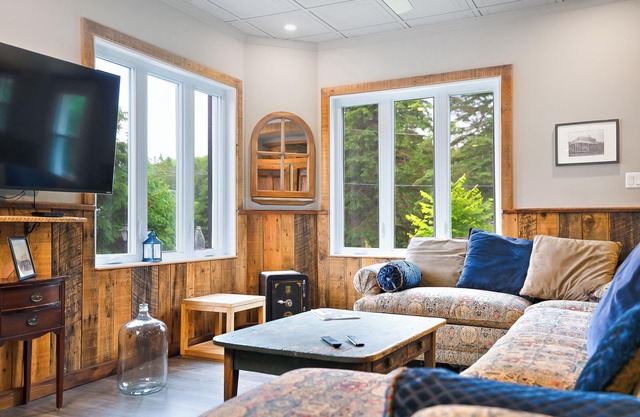 Pet Friendly Large Group Chalet w Private Beach|10p Hot Tub|Kayaks|