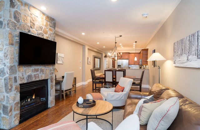 Pet-Friendly Luxury Residence With Riverside Balcony, High-End Amenities