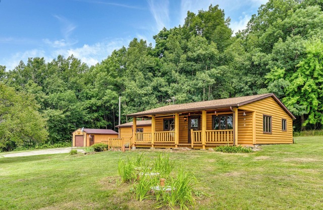 Pet-Friendly Lyndon Station Cabin - Hike & Fish!