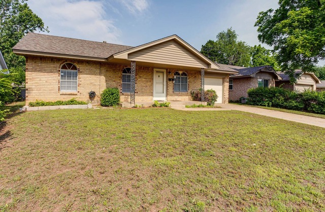 Pet-friendly Midwest City Home, 10 Mi to Dtwn Okc!