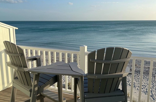 Pet friendly, on the beach, paddle boards, kayaks, bikes, pool closed til 12/31