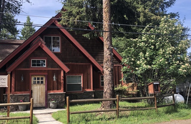 Pet Friendly, open floor plan, 2 spacious bedrooms, 10 minute walk to lake
