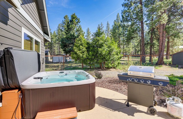 Pet-Friendly Oregon Retreat w/Patio & Hot Tub!