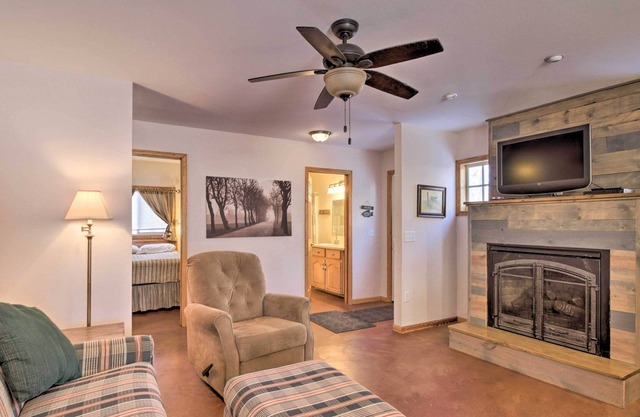 Pet-Friendly Resort Cabin on Twin Lakes!