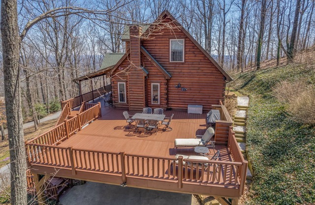 Pet-Friendly Retreat in Comfortable 4BR Bears Den