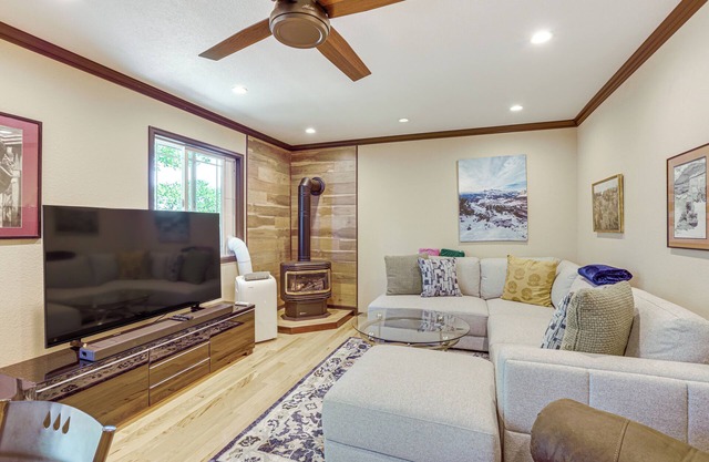 Pet-Friendly Retreat w/ Fenced Yard in Aurora