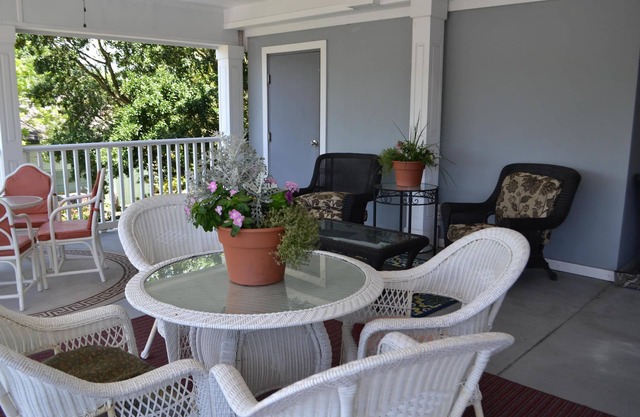 PET FRIENDLY rooms available, short walk to Historic Beaufort Waterfront
