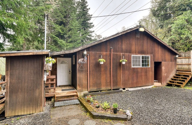 Pet-Friendly Sandy Cabin w/ Spacious Fire Pit!