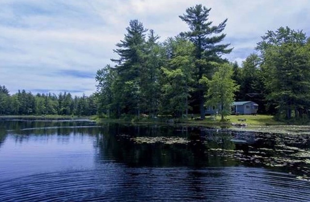 Pet-friendly, secluded, & peaceful pond home near Keene & Rindge. Max 3 people.