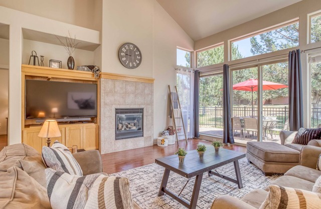 Pet-Friendly Smart Modern Townhome - Eagle Crest Resort Passes! Pools, Spa, Golf