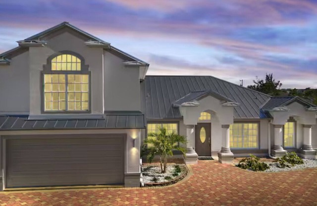 Pet friendly spacious home for large groups! Heated pool & jacuzzi, games!