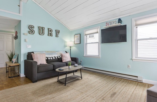 PET FRIENDLY-Steps to the Beach - 45 Min to Salem, MA - WINTER RENTALS AVAILABLE