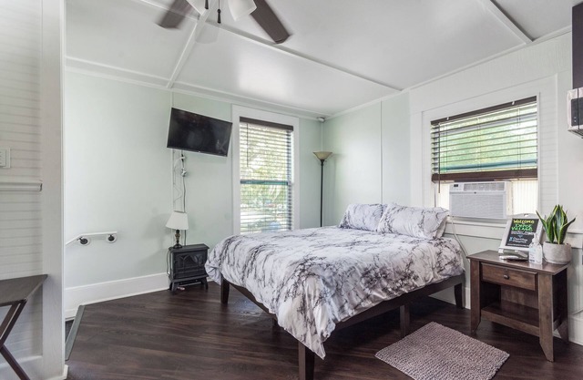 Pet friendly studio on 2nd level with a full bathroom and kitchen
