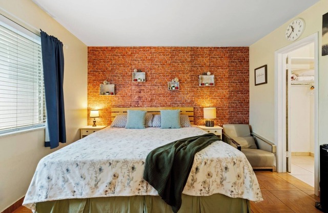 Pet Friendly Stylish Studio in Hollywood