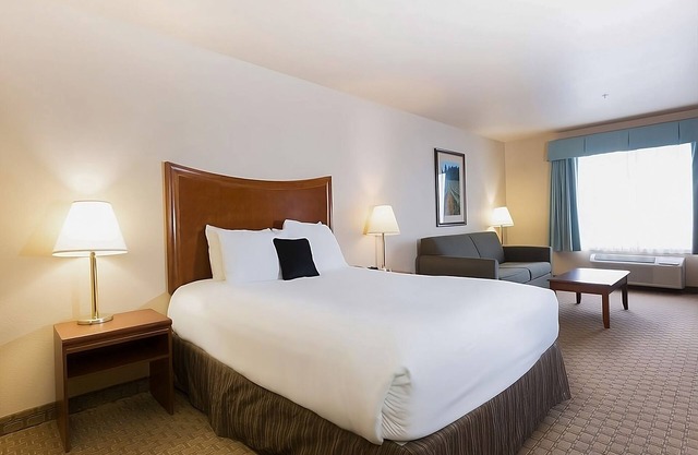 Pet-friendly Suite w/Free Parking! A 5-minute drive away from Third Street!