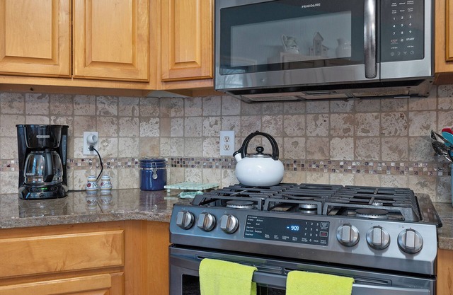 Pet friendly Sweet Ranch Home near NCSU, Centennial campus & RDU