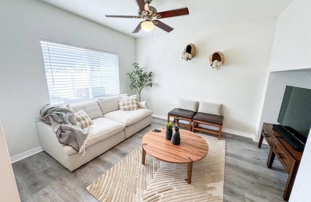 Pet Friendly Townhome-Fully fenced private yard