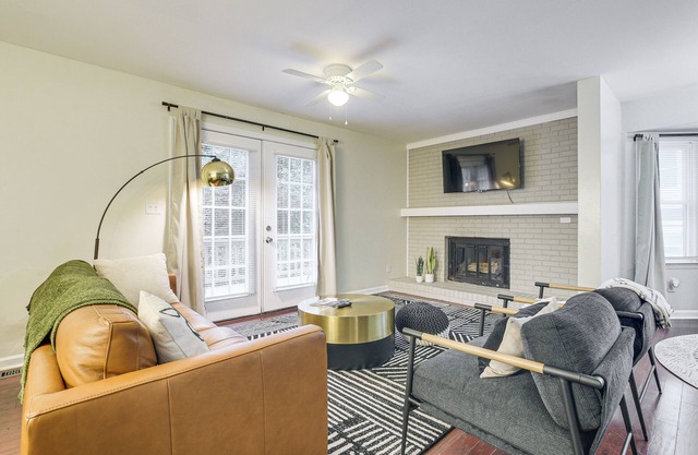 Pet-Friendly Townhome in Raleigh w/Deck!