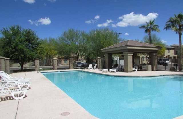 Pet Friendly TWO En Suite Townhome Community Pool in Quiet Gated Community