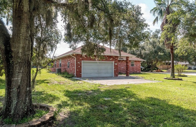 Pet friendly updated home close to HITS, WEC, Rainbow Springs, and Devils Den!