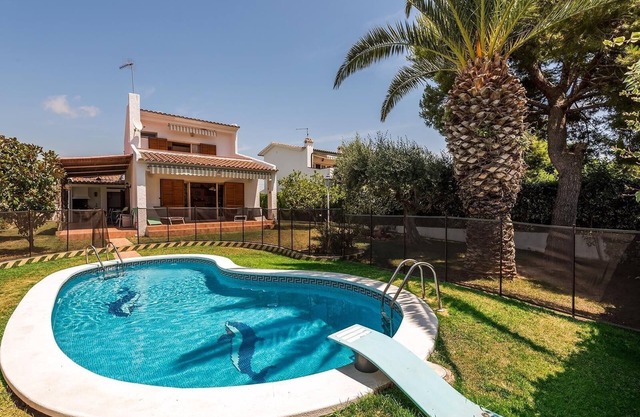 Pet-Friendly Villa 100m from the Beach with Pool & Wi-Fi