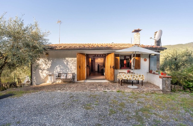 Pet-friendly Villa gli Olivi Country House with Mountain View, Garden, Terrace & BBQ