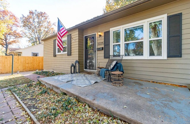 Pet Friendly—Walk to Washburn—King Bed-Fast Wi-Fi