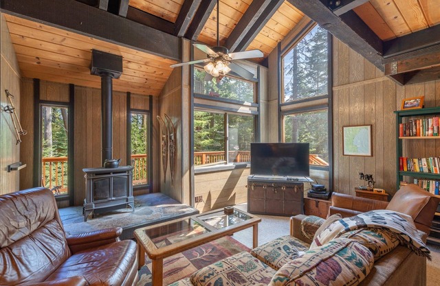 Pet Friendly! Walking distance to Lake Tahoe! Ski Homewood!