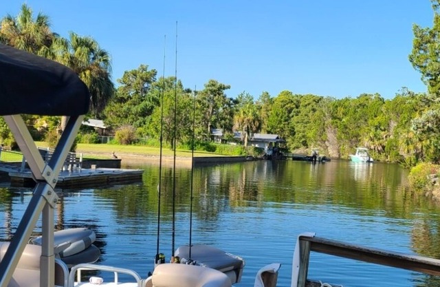 PET FRIENDLY WATERFRONT HOUSE WITH DOCKS & RAMPS MINS TO GULF,NR CRYSTAL RIVER