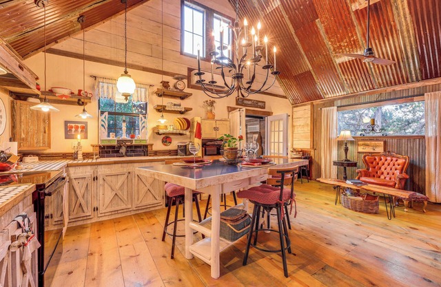 Pet-Friendly Wimberley Cabin w/Fire Pit & Hot Tub