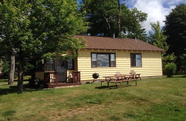 Pet-Friendly Year Round Cabin On Big Saint Germain