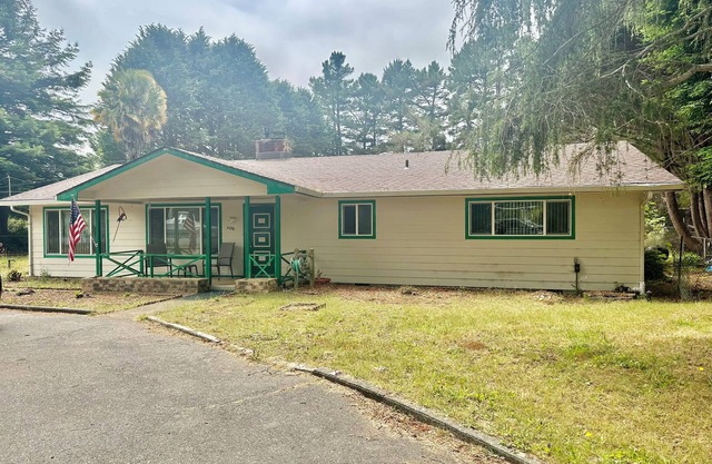 Pet lovers retreat - spacious, 3 bedroom home in the redwoods by Lake Earl.