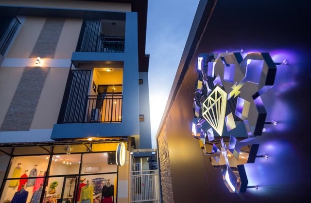Petch Ranong at Town