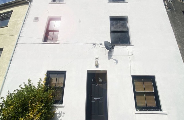 petfriendly courtyard flat sleeping 2 or 3, steps from Pembroke Millpond