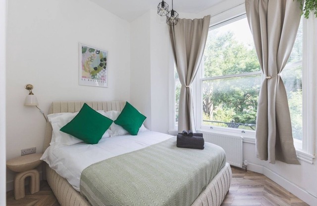 Petit 1 bed flat - GREAT location