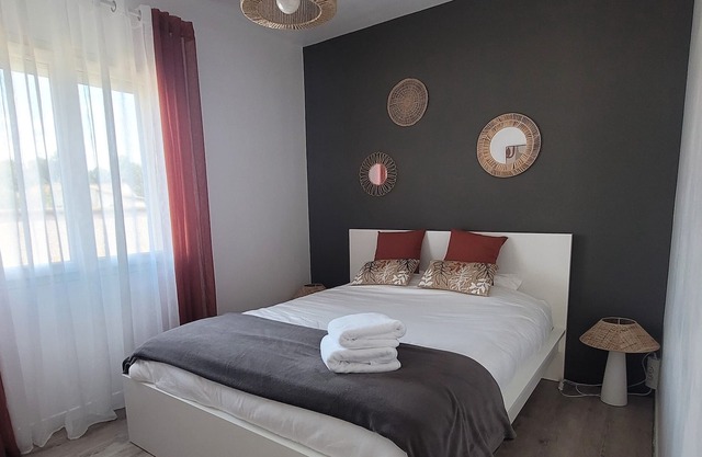 Petit Pavillon Cosy Avec Coin Repas Extérieur