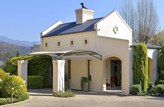 Petit Plaisir! Romantic Garden Cottage With Beautiful Mountain Views