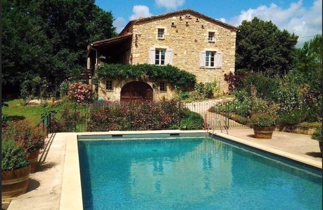 Petit Vue Vert - One Bedroom Gite with heated pool on edge of medieval village