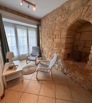 Petite maison au pied du château
